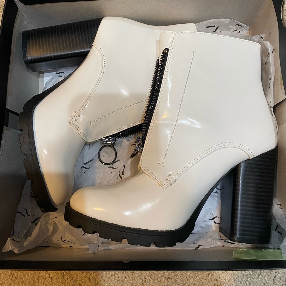 Boot - Picture 4 of 6